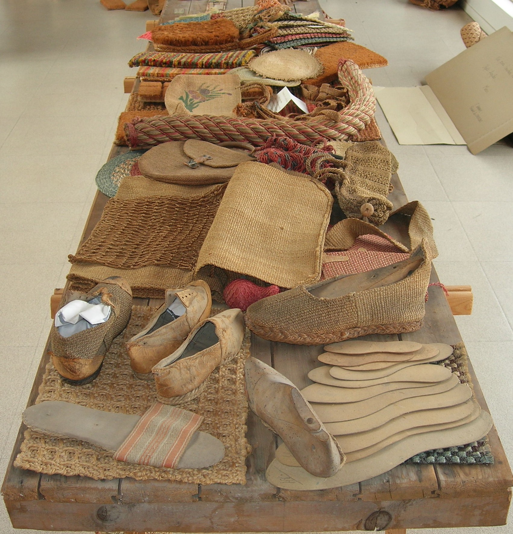 Objets en sparterie : chaussons, paniers et cordages tressés en fibres végétales