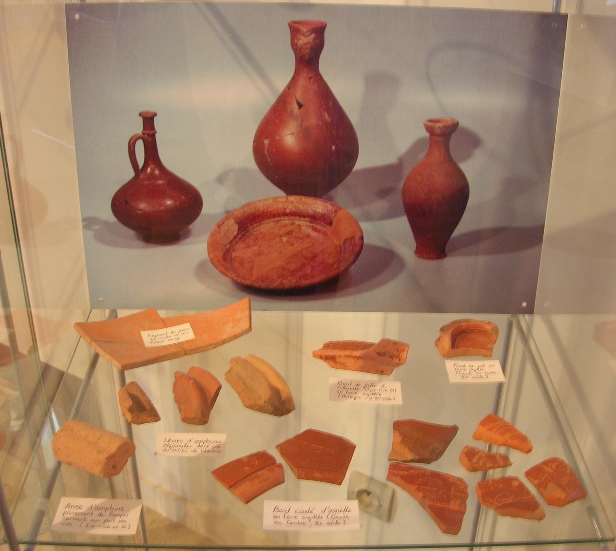 Poteries gallo-romaines et tessons archéologiques exposés sous vitrine